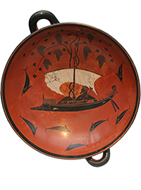 alte rotockerfarbene Tonschale, bemalt in schwarz mit Mann im Segelboot und Delfinen: Dionysos Augenschale des Exekias, ca. 530 v. Chr.